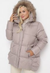 Jasnoróżowa Kurtka z Kapturem i Sztucznym Futerkiem Tsani. Czerwone kurtki damskie Born2be, na zimę, plus size, z aplikacjami, z jeansu, z kapturem. Za 249.99 zł.