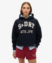 Bluza z kapturem Ath Ess Appliq Relaxed. Niebieskie bluzy damskie Superdry, z aplikacjami, z bawełny, z kapturem. Za 280.05 zł.