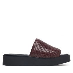 Klapki Vagabond Shoemakers. Brązowe klapki damskie Vagabond Shoemakers, bez wzorów, bez obcasa, bez zapięcia. Za 519.99 zł.