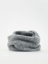 Dzianinowy komin - ciemnoszary. Szare kominy damskie Reserved, bez wzorów, z dzianiny. W wyprzedaży za 49.99 zł.