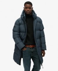 Superdry Pikowana kurtka sportowa z kapturem z poliestru z recyklingu. Niebieskie kurtki sportowe damskie Superdry, l, bez wzorów, z materiału, z kapturem. Za 774.50 zł.