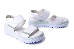 RIEKER V4475-80 white, sandały damskie. Białe sandały damskie Rieker, bez wzorów, bez obcasa, na koturnie, bez zapięcia. Za 255.92 zł.