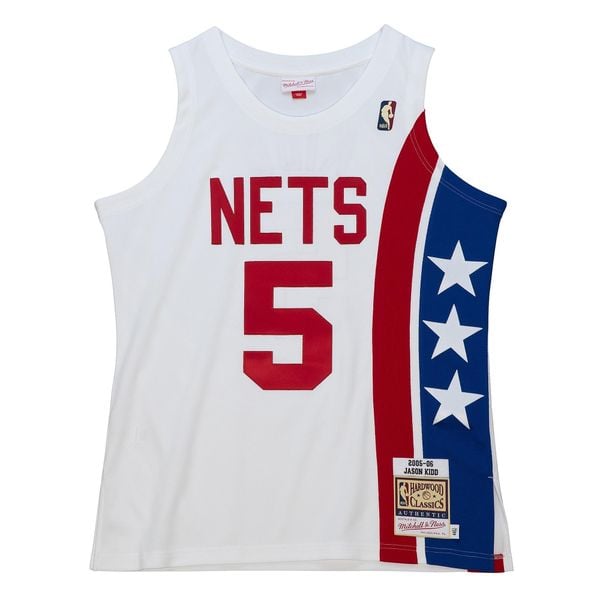 Koszulka Nba New Jersey Nets Jason Kidd. Białe koszulki damskie Mitchell & Ness, bez wzorów, z jersey, bez kołnierzyka, bez ramiączek. W wyprzedaży za 918.55 zł.