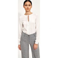 Elegancka Bluzka z Łezką na Dekolcie - Ecru. Czerwone bluzki damskie Nife, l, bez wzorów, z elastanu, eleganckie, bez kołnierzyka, bez ramiączek. Za 179.90 zł.
