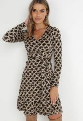 Ciemnobeżowa Sukienka Kopertowa Nifi. Brązowe sukienki damskie Born2be, z aplikacjami, z materiału, eleganckie, bez ramiączek. Za 94.99 zł.