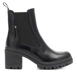Botki Clara Barson. Brązowe botki damskie Clara Barson, bez obcasa, na płaskiej podeszwie, bez zapięcia. Za 179.99 zł.