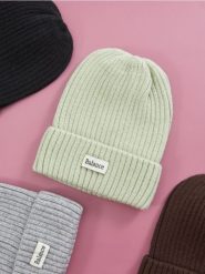 Czapka beanie - zielony. Zielone czapki damskie Sinsay, z aplikacjami, z materiału. Za 15.99 zł.