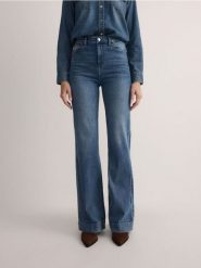 Jeansy flare z wysokim stanem - niebieski. Niebieskie jeansy damskie Reserved, z podwyższonym stanem. W wyprzedaży za 99.99 zł.