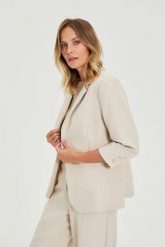 Marynarka z rękawami 3/4 beżowa. Brązowe marynarki i żakiety damskie MOODO, l, bez wzorów, z elastanu. Za 159.99 zł.