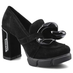 Półbuty damskie Carinii, Wykonane z naturalnej skóry zamszowej z miękką cholewką klasycznym wycięciem ozdobnym metalowym elementem na przodzie oraz m. Czarne półbuty damskie Carinii, bez wzorów, ze skóry, bez obcasa, na słupku, bez zapięcia. Za 329.00 zł.