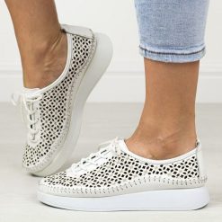 Białe skórzane półbuty damskie T.Sokolski 714. Białe półbuty damskie Sokolski, na lato, w ażurowe wzory, z materiału, bez obcasa, bez zapięcia. Za 259.00 zł.