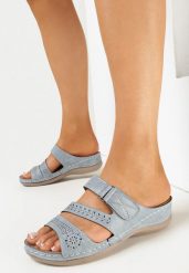 Jasnoniebieskie Klapki na Niskiej Koturnie z Ażurowym Zdobieniem Nesita. Niebieskie klapki damskie Born2be, z aplikacjami, bez obcasa, na koturnie, bez zapięcia. Za 64.99 zł.