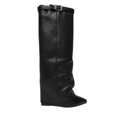 Kozaki Steve Madden. Czarne kozaki damskie Steve Madden, bez obcasa, na koturnie, bez zapięcia. Za 1,099.00 zł.