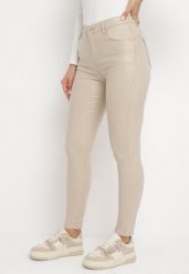 Beżowe Spodnie Skinny z Ekoskóry o Fasonie Push Up Nanseni. Brązowe rurki damskie Born2be, bez wzorów, z jeansu. Za 79.99 zł.