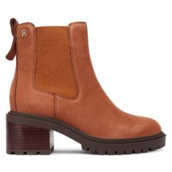 Botki Tommy Hilfiger. Brązowe botki damskie Tommy Hilfiger, z nubiku, bez obcasa, na słupku, bez zapięcia. Za 529.99 zł.