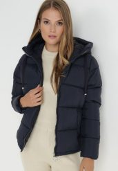 Granatowa Kurtka Puffer Pikowana z Kapturem Shannone. Niebieskie kurtki damskie Born2be, na zimę, l, bez wzorów, z kapturem. Za 179.99 zł.