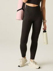 Dare 2b Legginsy funkcyjne "Refresh" w kolorze czarnym rozmiar: 42. Czarne legginsy sportowe damskie Dare 2b, bez wzorów, z materiału, z podwyższonym stanem, outdoorowe. Za 109.52 zł.