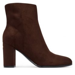 Botki Guess. Brązowe botki damskie Guess, bez obcasa, na słupku, bez zapięcia. Za 544.99 zł.