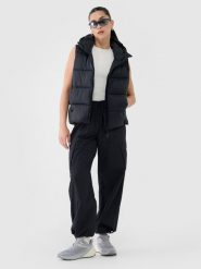 4F Spodnie casual oversize damskie - czarne L. Czarne spodnie dresowe damskie 4F, bez wzorów, z dresówki. W wyprzedaży za 99.99 zł.