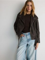 Kurtka oversize z owczej skóry - ciemnobrązowy. Brązowe kurtki damskie Reserved, l, bez wzorów, ze skóry, bez kaptura. W wyprzedaży za 399.99 zł.