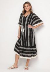 Czarna Bawełniana Sukienka Boho o Rozkloszowanym Kroju z Wiązaniem i Haftem Korithira. Czarne sukienki damskie Born2be, z aplikacjami, z bawełny, boho, bez ramiączek. Za 169.99 zł.