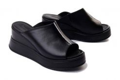 ARTIKER RELAKS 52C0470 czarny, klapki damskie. Czarne klapki damskie Artiker Relaks, bez wzorów, ze skóry, bez obcasa, na koturnie, bez zapięcia. Za 191.92 zł.