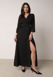 Czarna Kopertowa Sukienka Wieczorowa z Metaliczną Aplikacją w Talii Henalana. Czarne sukienki damskie Born2be, z aplikacjami, eleganckie, bez ramiączek. Za 179.99 zł.