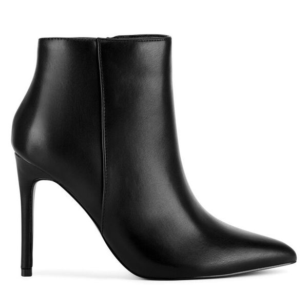 Botki DeeZee. Czarne botki damskie DeeZee, bez obcasa, na szpilce, bez zapięcia. Za 179.99 zł.