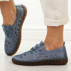 Niebieskie ażurowe skórzane półbuty damskie Cambell 15319. Niebieskie półbuty damskie Cambell, na jesień, w ażurowe wzory, z jeansu, z okrągłym noskiem, bez obcasa, na płaskiej podeszwie, bez zapięcia. Za 219.00 zł.