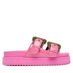 Klapki Versace Jeans Couture. Czerwone klapki damskie Versace Jeans Couture, bez wzorów, z jeansu, bez obcasa, bez zapięcia. Za 839.99 zł.