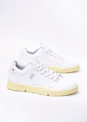 Sneakersy damskie białe ON The Roger Clubhouse. Białe obuwie sportowe damskie On, bez zapięcia. Za 523.99 zł.