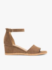 Jasnobrązowe sandały na koturnie. Brązowe sandały damskie Ryłko, bez wzorów, ze skóry, z okrągłym noskiem, bez obcasa, na koturnie, bez zapięcia. Za 449.99 zł.