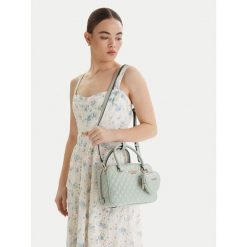 Torebka Guess. Brązowe torebki klasyczne damskie Guess, bez dodatków. Za 494.99 zł.