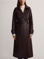 Długi trencz z imitacji skóry - burgundowy. Czerwone płaszcze damskie Reserved, l, bez wzorów, ze skóry, bez kaptura. W wyprzedaży za 239.99 zł.