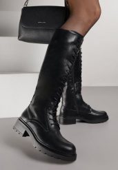 Czarne Kozaki w Stylu Workerów Cahrarah. Czarne kozaki damskie Born2be, z jeansu, bez obcasa, na płaskiej podeszwie, bez zapięcia. Za 159.99 zł.