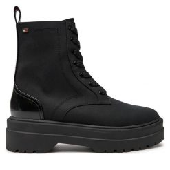 Trapery Tommy Hilfiger. Czarne trapery damskie Tommy Hilfiger, bez zapięcia. Za 799.99 zł.