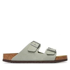 Klapki Birkenstock. Zielone klapki damskie Birkenstock, bez wzorów, bez obcasa, bez zapięcia. Za 549.99 zł.