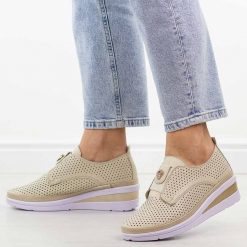 Beżowe skórzane ażurowe półbuty damskie na koturnie T.Sokolski 198. Brązowe półbuty damskie Sokolski, na lato, w ażurowe wzory, ze skóry, bez obcasa, na koturnie, bez zapięcia. Za 299.00 zł.