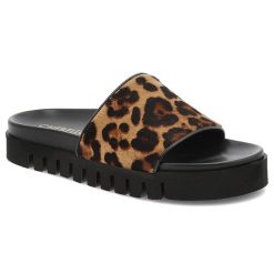 Klapki damskie Chebello, ze skóry naturalnej na grubej platformie w panterkę, brązowe, 4685-525. Brązowe klapki damskie CheBello, bez wzorów, z jeansu, bez obcasa, bez zapięcia. Za 369.00 zł.