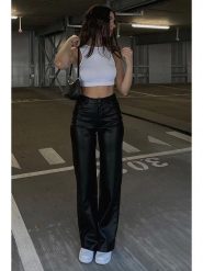 Trendyol Spodnie w kolorze czarnym rozmiar: L. Czarne spodnie materiałowe damskie Trendyol, bez wzorów, z materiału. Za 139.95 zł.