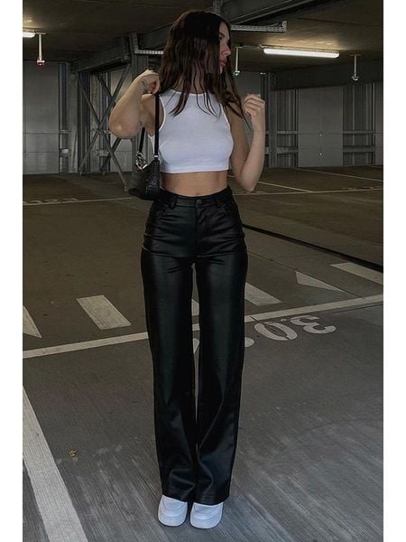 Trendyol Spodnie w kolorze czarnym rozmiar: L. Czarne spodnie materiałowe damskie Trendyol, bez wzorów, z materiału. Za 139.95 zł.