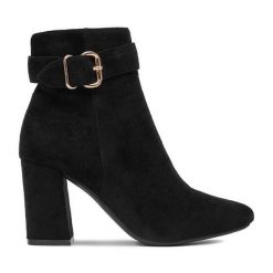 Botki DeeZee. Czarne botki damskie DeeZee, bez obcasa, na słupku, bez zapięcia. Za 189.99 zł.