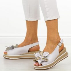 Białe skórzane sandały damskie na koturnie Filippo Ds7045/26. Białe sandały damskie Filippo, bez wzorów, z jeansu, bez obcasa, na koturnie, bez zapięcia. Za 219.00 zł.