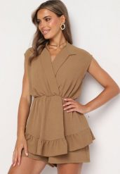 Ciemnobeżowy Krótki Kombinezon z Falbankami i Kołnierzykiem Laravia. Brązowe sukienki damskie Born2be, bez wzorów, eleganckie, bez ramiączek. Za 79.99 zł.