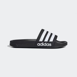 Klapki basenowe Adidas Adilette Shower. Białe klapki damskie Adidas, bez wzorów, bez obcasa, bez zapięcia. Za 89.99 zł.