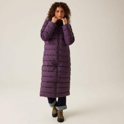 Płaszcz turystyczny damski zimowy ocieplany Elender Regatta. Fioletowe płaszcze damskie Regatta, na zimę, bez wzorów, z puchu, z kapturem. Za 269.99 zł.
