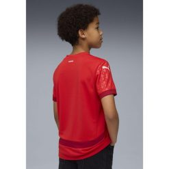 Młodzieżowa koszulka domowa kobiecej reprezentacji Szwajcarii Team 2025 PUMA. Czerwona bluzki damskie Puma, m, bez wzorów, bez kołnierzyka, bez ramiączek. Za 309.00 zł.
