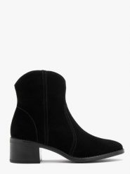 Czarne, welurowe botki damskie TRISS. Czarne botki damskie Ryłko, ze skóry, z okrągłym noskiem, bez obcasa, na obcasie, bez zapięcia. Za 379.99 zł.