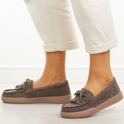 Brązowe skórzane mokasyny damskie Vinceza 93223. Białe mokasyny damskie VINCEZA, na jesień, z jeansu, z okrągłym noskiem, bez obcasa. W wyprzedaży za 192.72 zł.