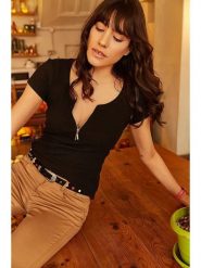 Olalook Koszulka w kolorze czarnym rozmiar: M. Czarne koszulki damskie Olalook, m, bez wzorów, bez kołnierzyka, bez ramiączek. Za 56.99 zł.